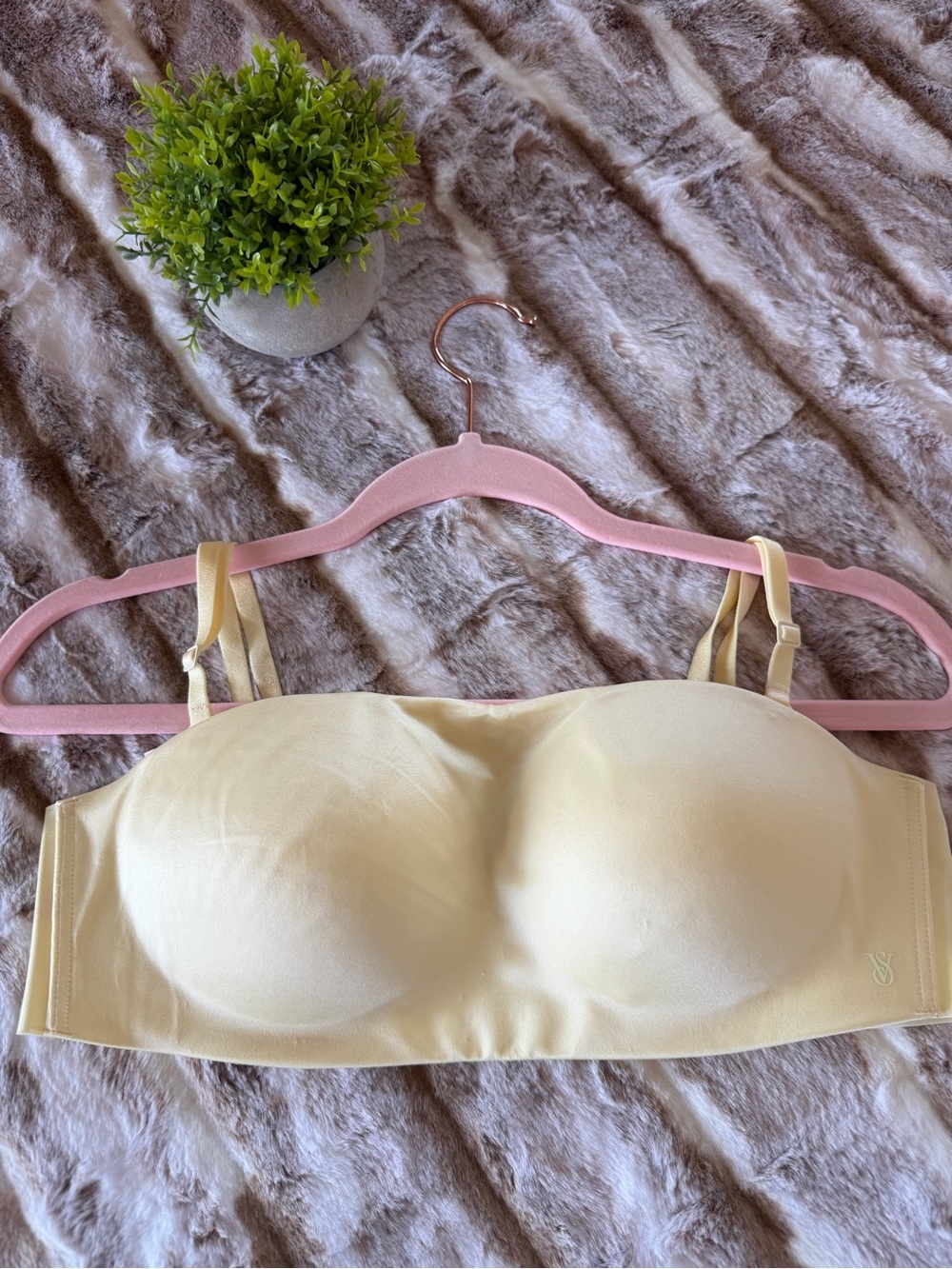 Victoria's Secret Strapless Convertible Bandeau Bra in Light Beige